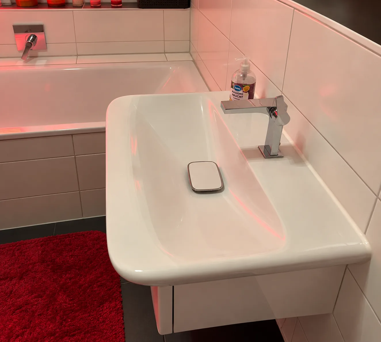 Gereinigtes Waschbecken und Armatur