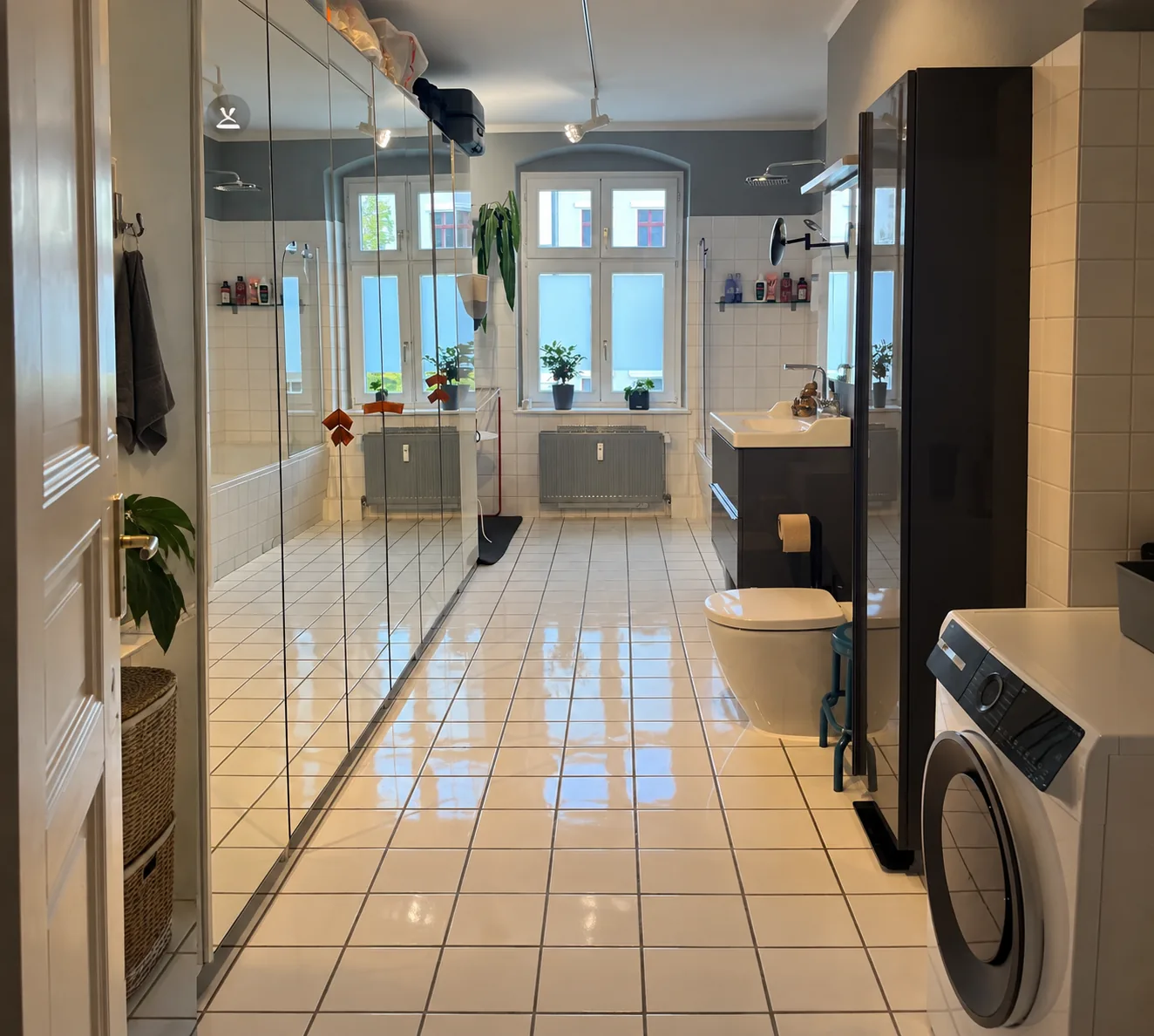 Gereinigtes Badezimmer mit Glasdusche