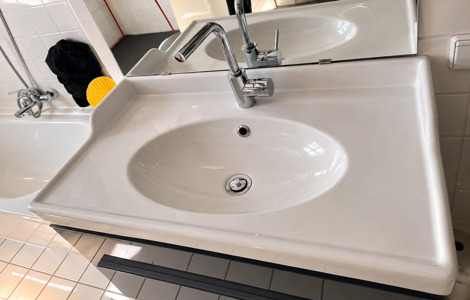 Sauberes Waschbecken im Badezimmer